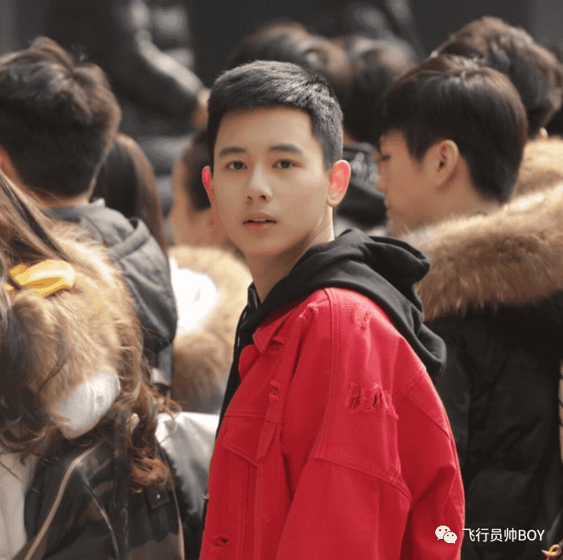 胡先煦新电影脱光光，跪着喊主人，乌尔善真会拍！