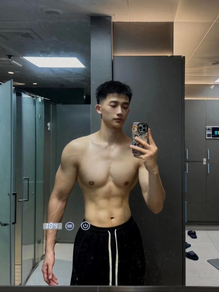 185CM21 岁浙江肌肉男大,穿上白色运动短裤,实力藏不住! 185CM21 岁浙江肌肉男大,穿上白色运动短裤,实力藏不住!