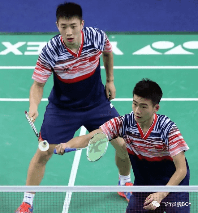 羽毛球男神王昶被队医按地上拉伸,这画面免费能看? 羽毛球男神王昶被队医按地上拉伸,这画面免费能看?