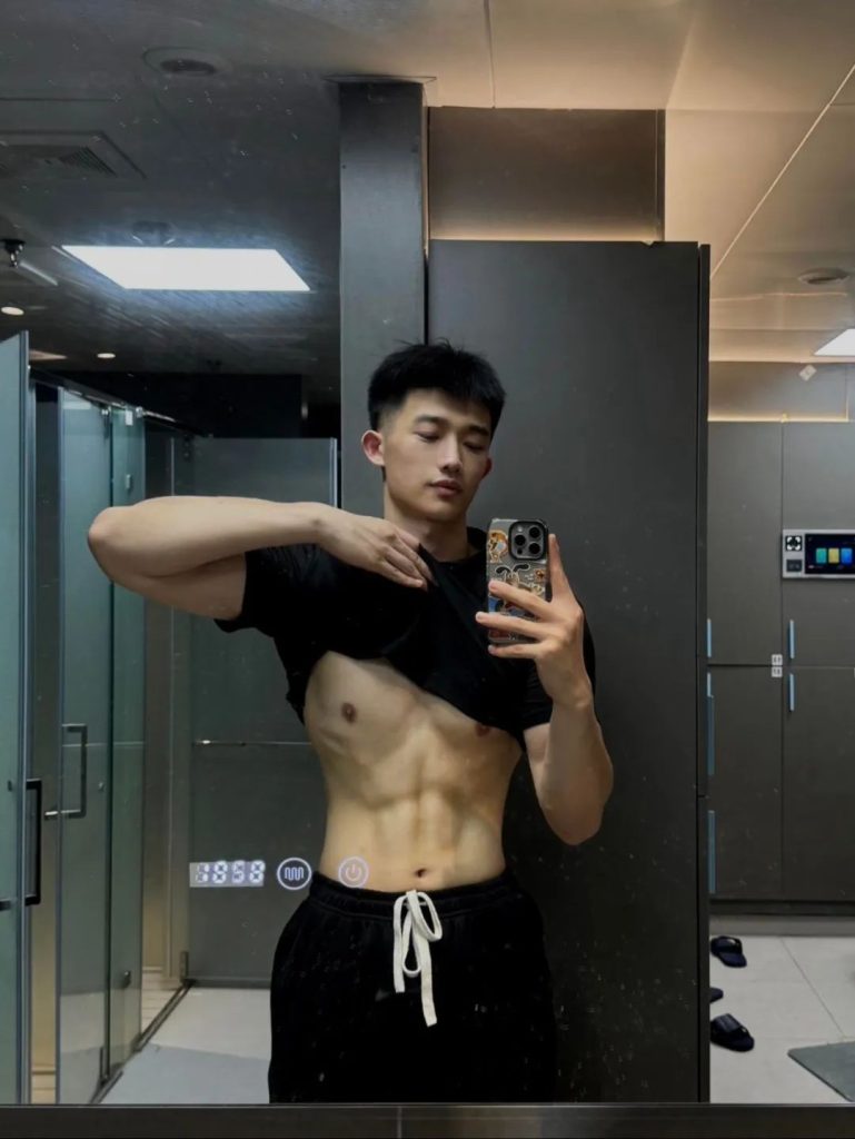 185CM21 岁浙江肌肉男大,穿上白色运动短裤,实力藏不住! 185CM21 岁浙江肌肉男大,穿上白色运动短裤,实力藏不住!