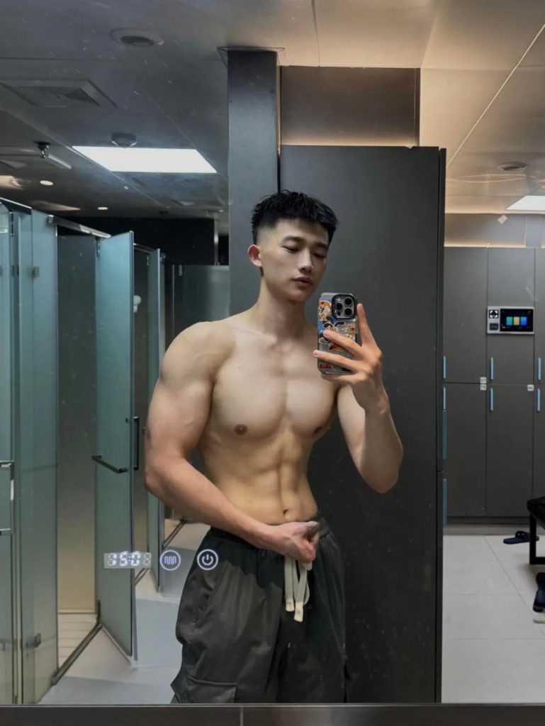 185CM21 岁浙江肌肉男大,穿上白色运动短裤,实力藏不住! 185CM21 岁浙江肌肉男大,穿上白色运动短裤,实力藏不住!