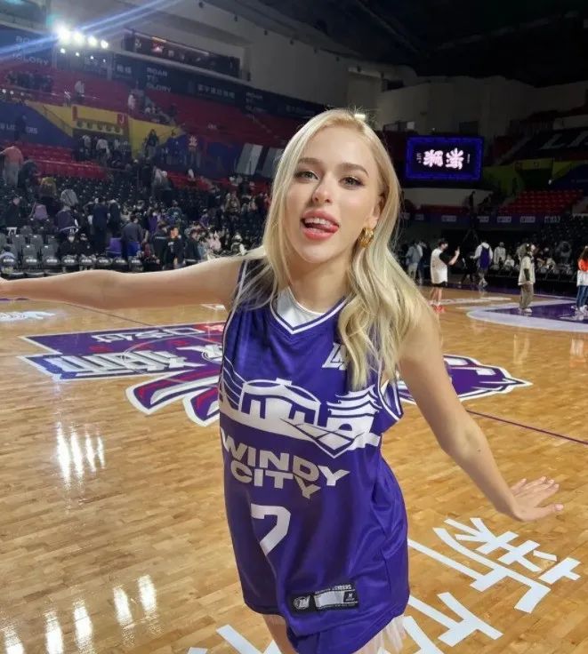 人称乌克兰黑寡妇,这位女模美到让人腿软,身材火辣不输“维密天使” 人称乌克兰黑寡妇,这位女模美到让人腿软,身材火辣不输“维密天使”