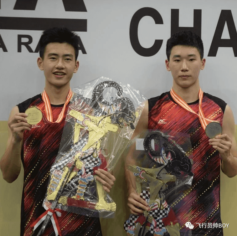 羽毛球男神王昶被队医按地上拉伸,这画面免费能看? 羽毛球男神王昶被队医按地上拉伸,这画面免费能看?