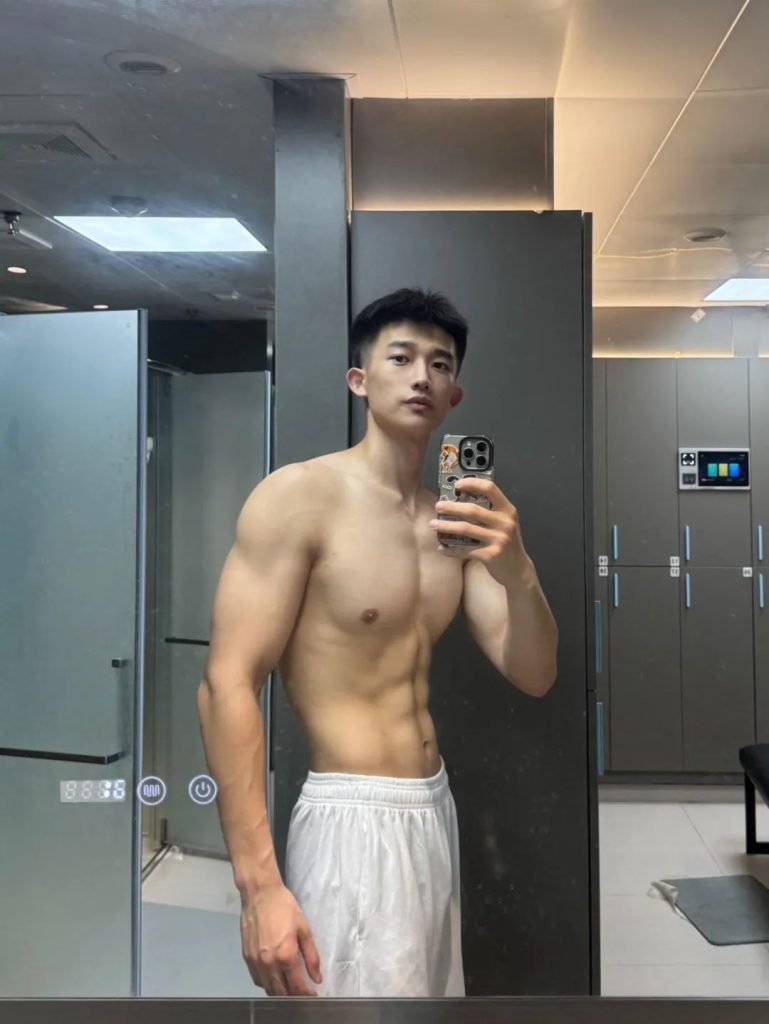 185CM21 岁浙江肌肉男大，穿上白色运动短裤，实力藏不住！