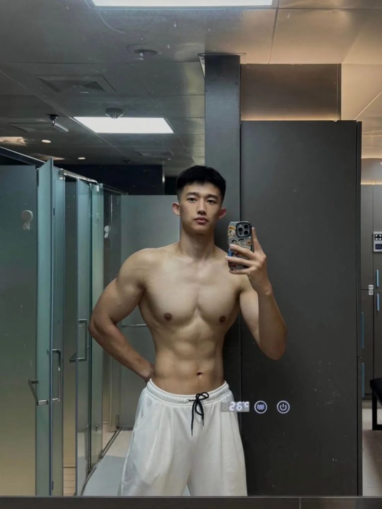 185CM21 岁浙江肌肉男大，穿上白色运动短裤，实力藏不住！