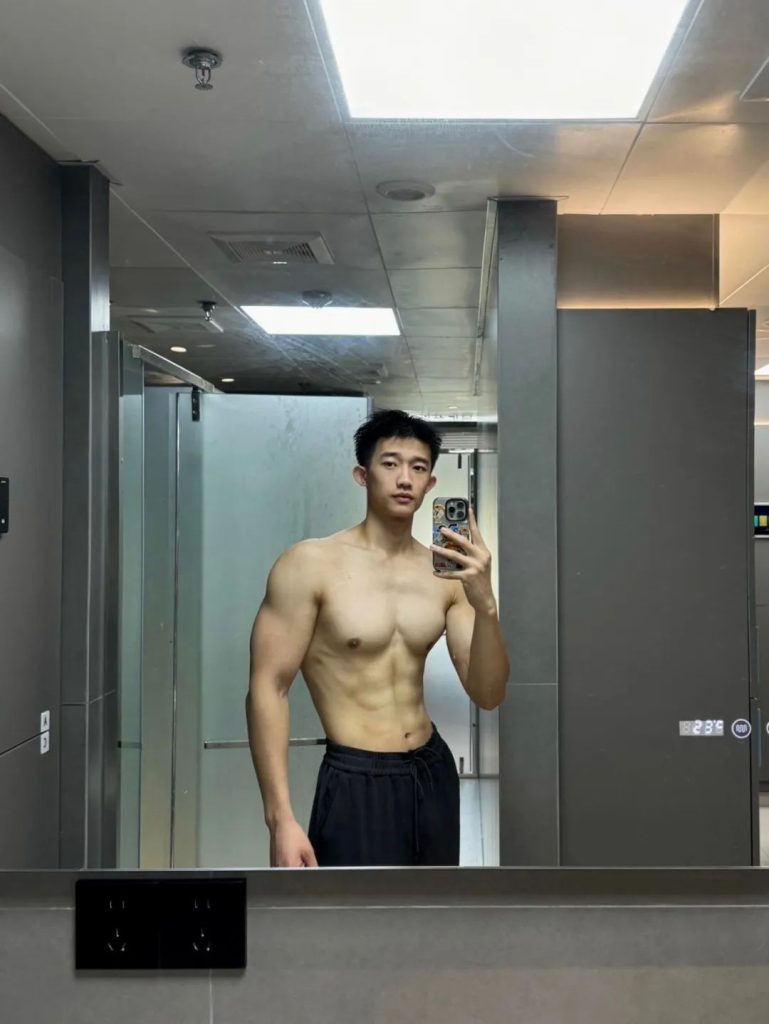 185CM21 岁浙江肌肉男大，穿上白色运动短裤，实力藏不住！