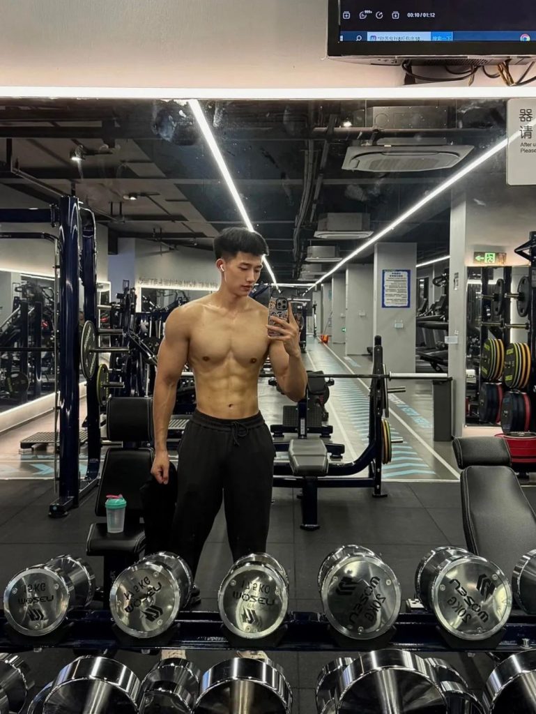 185CM21 岁浙江肌肉男大，穿上白色运动短裤，实力藏不住！