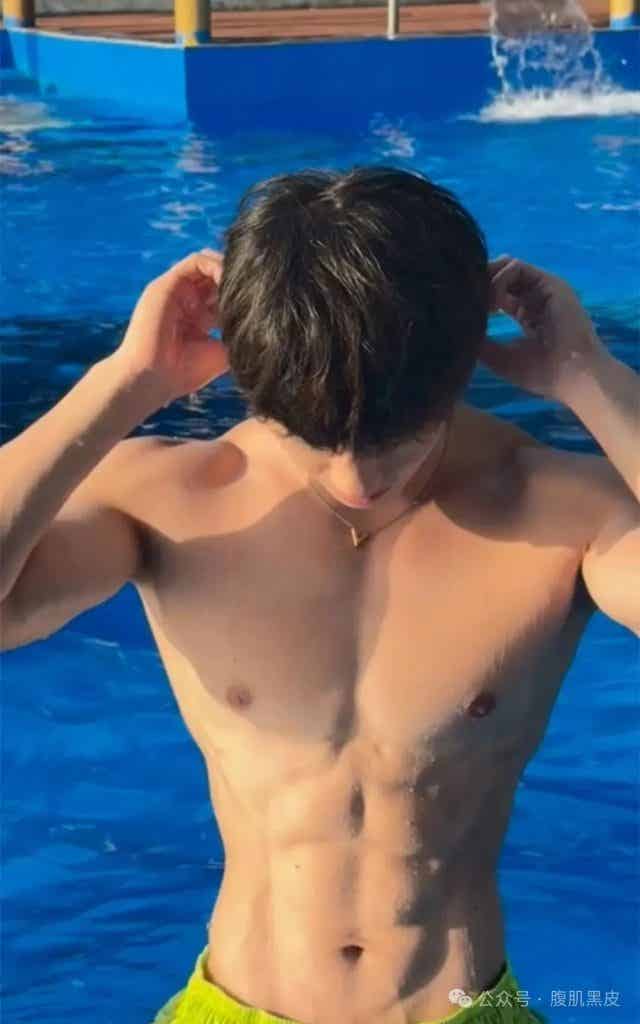 双开门白皮肌肉游泳教练小哥哥！！
