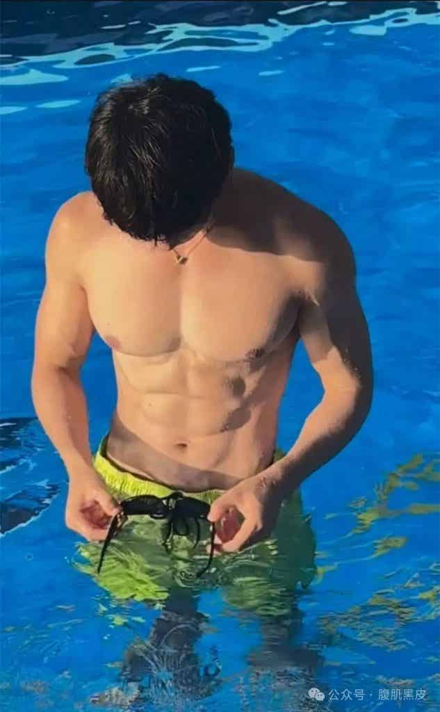 双开门白皮肌肉游泳教练小哥哥！！