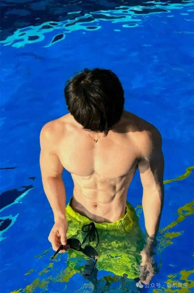 双开门白皮肌肉游泳教练小哥哥！！