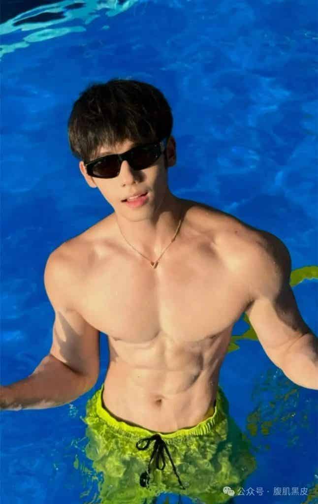 双开门白皮肌肉游泳教练小哥哥！！