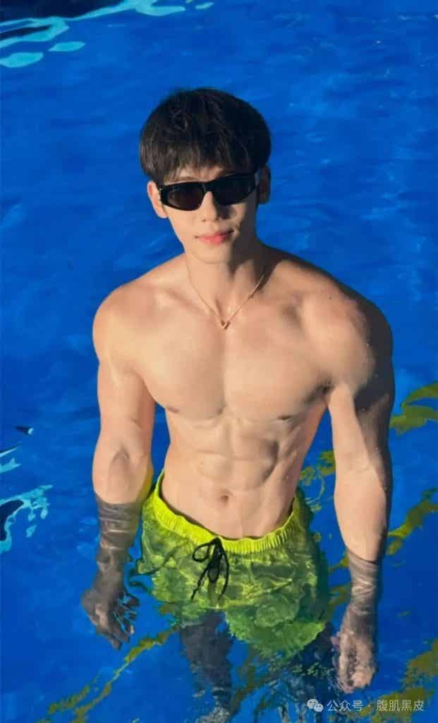 双开门白皮肌肉游泳教练小哥哥！！