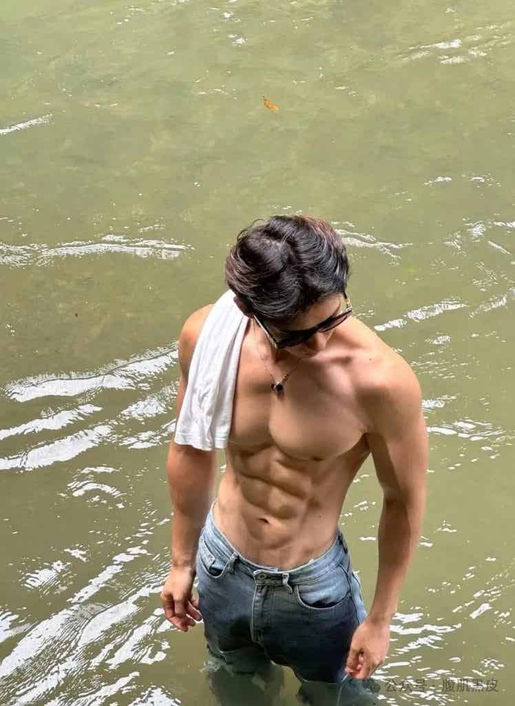 双开门白皮肌肉游泳教练小哥哥！！