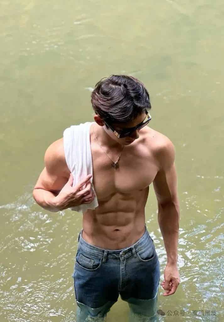 双开门白皮肌肉游泳教练小哥哥！！