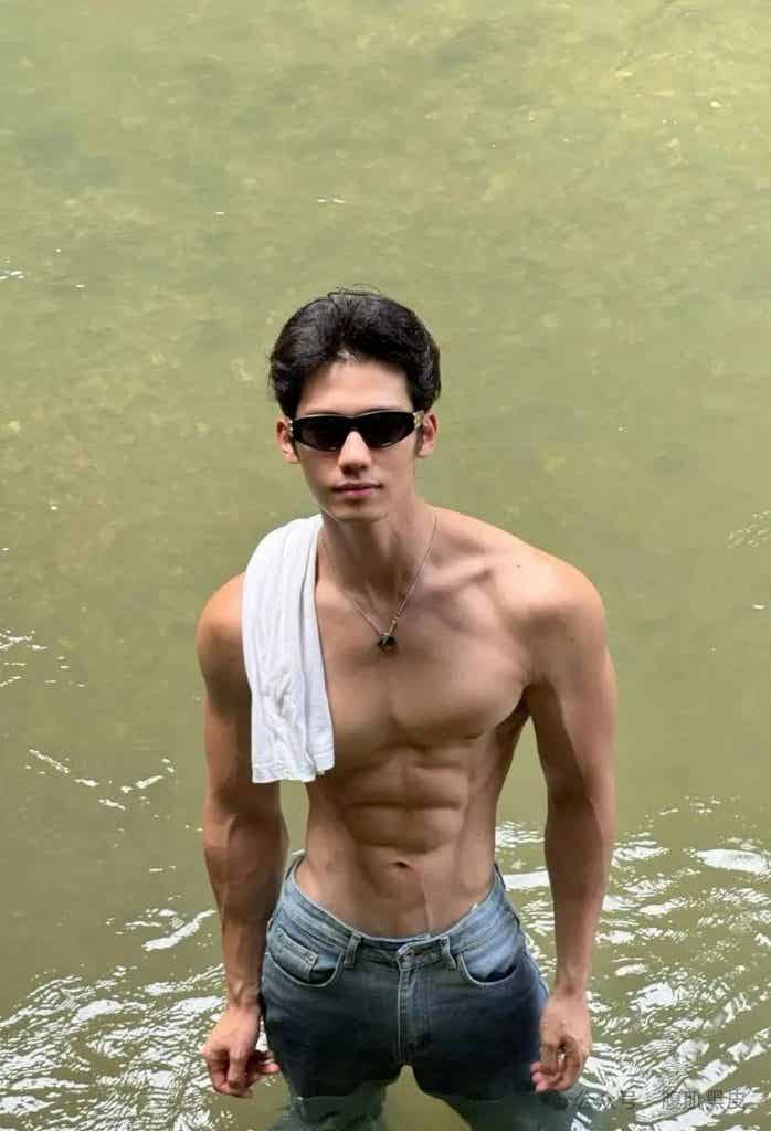 双开门白皮肌肉游泳教练小哥哥！！