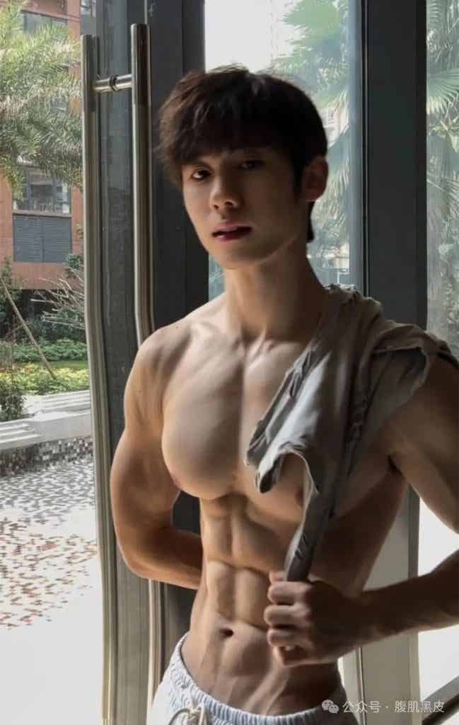 双开门白皮肌肉游泳教练小哥哥！！