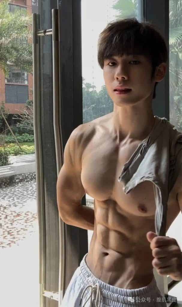 双开门白皮肌肉游泳教练小哥哥！！