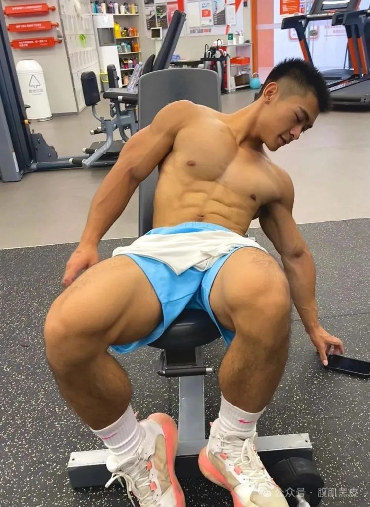 辽宁寸头黑皮体育生，20 的粗大长腿！