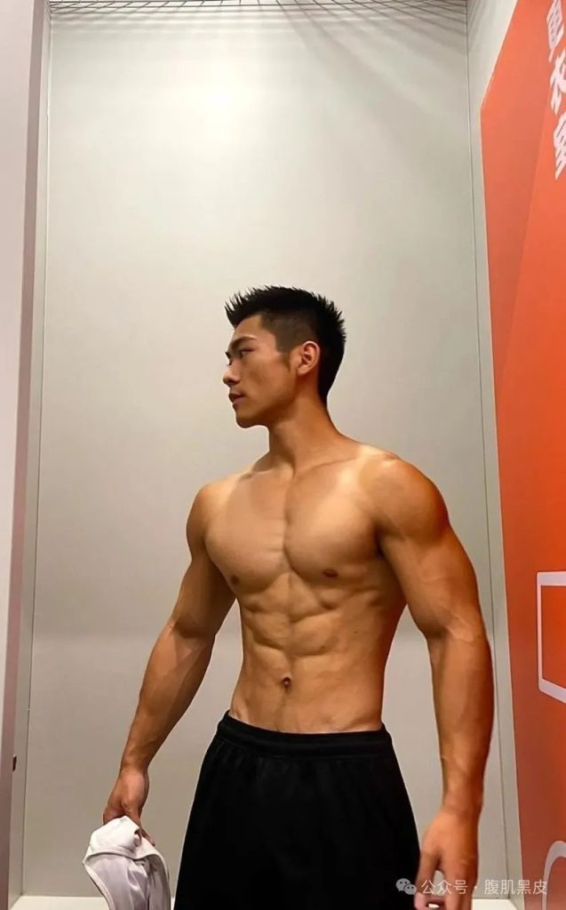 辽宁寸头黑皮体育生，20 的粗大长腿！