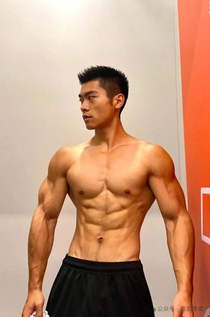 辽宁寸头黑皮体育生，20 的粗大长腿！