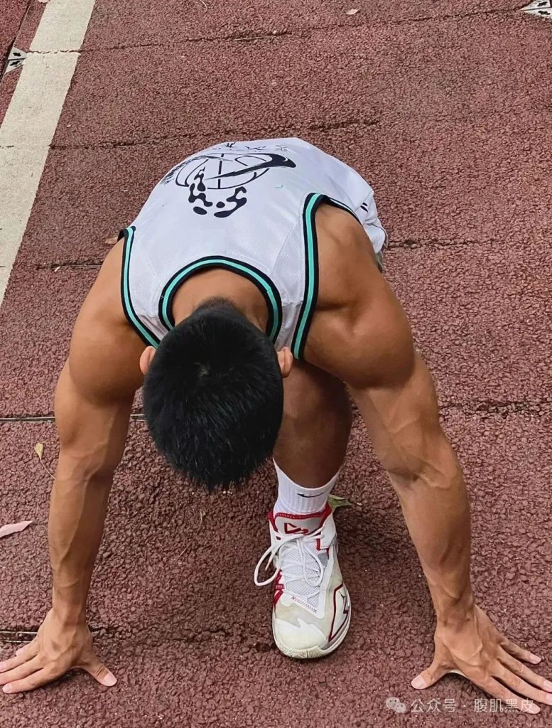 辽宁寸头黑皮体育生，20 的粗大长腿！