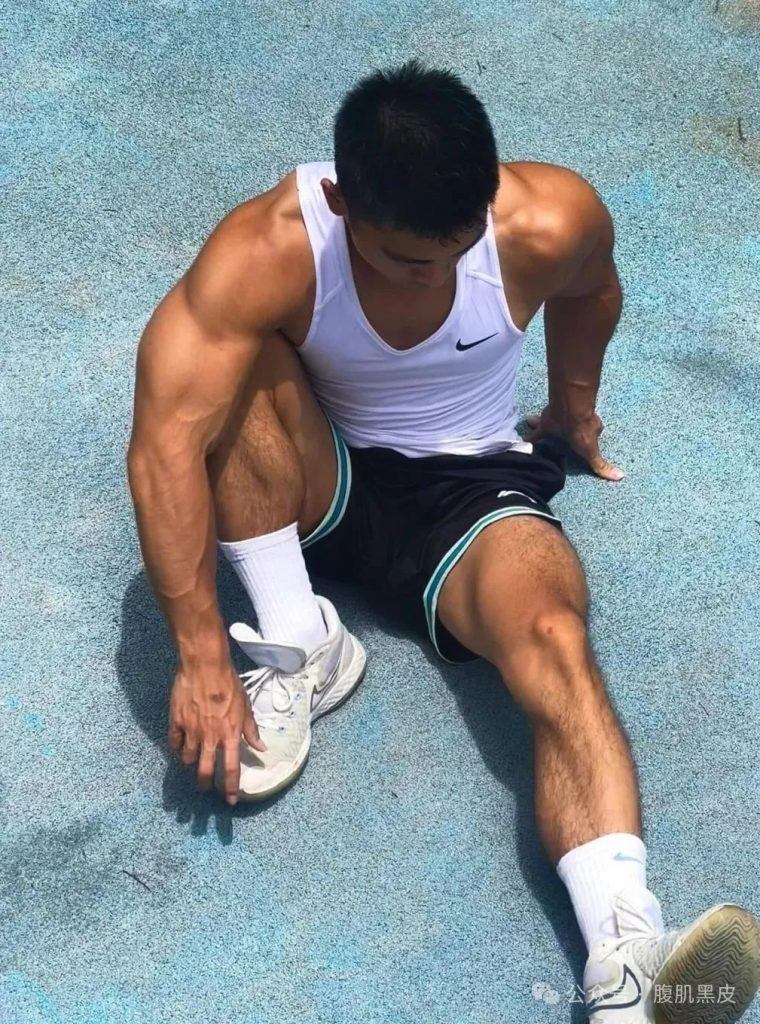 辽宁寸头黑皮体育生，20 的粗大长腿！