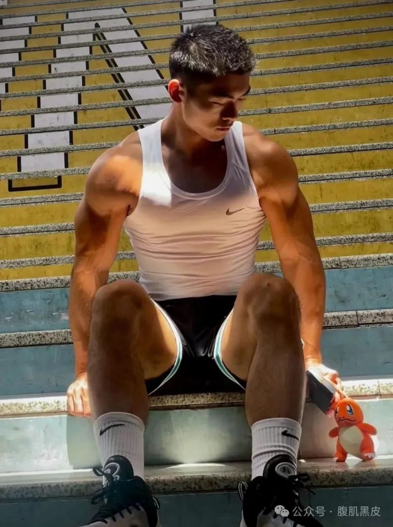 辽宁寸头黑皮体育生，20 的粗大长腿！