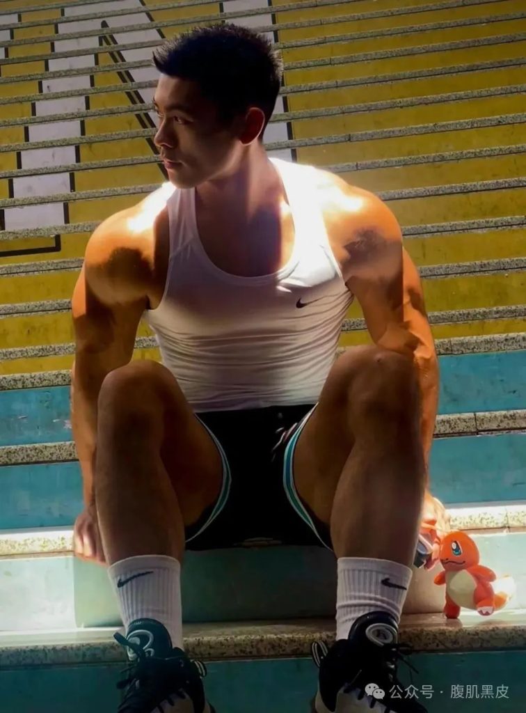 辽宁寸头黑皮体育生，20 的粗大长腿！