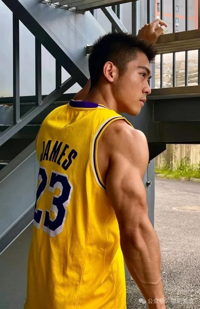 辽宁寸头黑皮体育生，20 的粗大长腿！