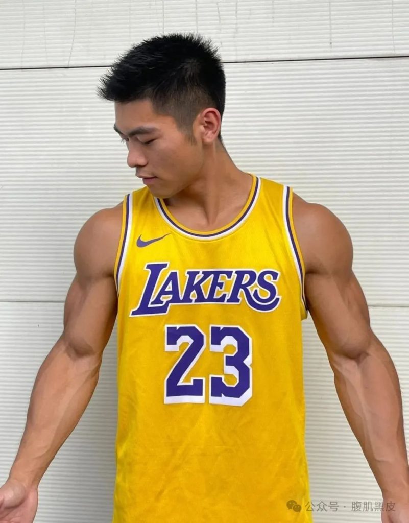 辽宁寸头黑皮体育生，20 的粗大长腿！