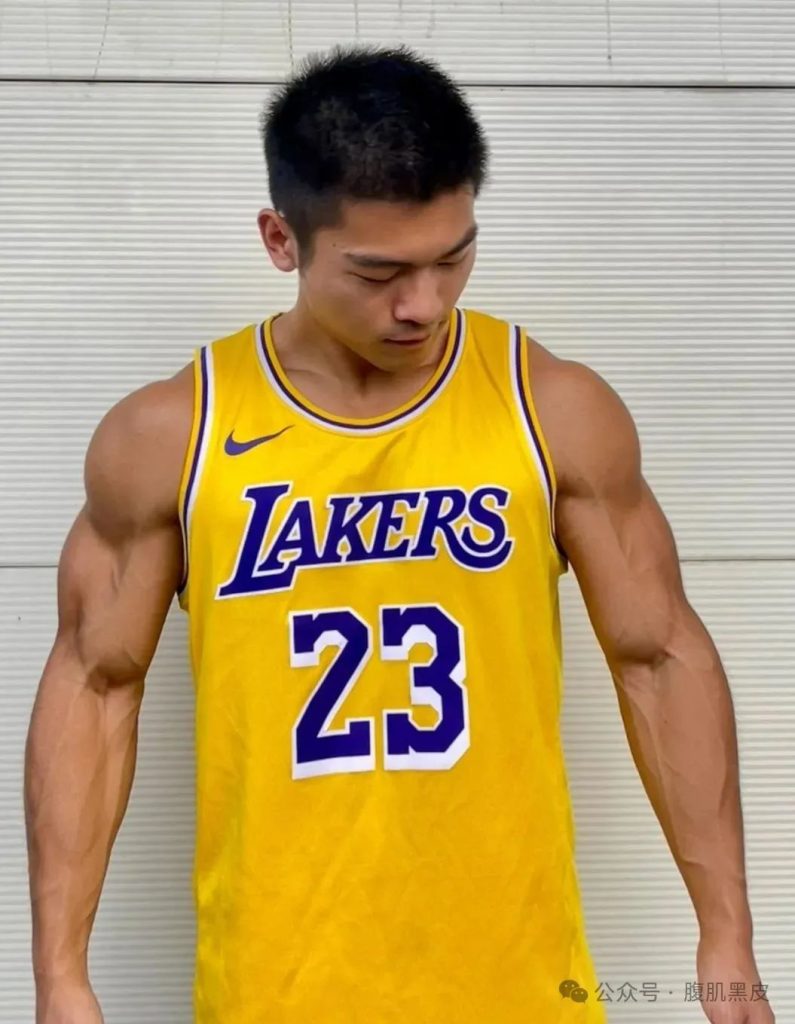 辽宁寸头黑皮体育生，20 的粗大长腿！