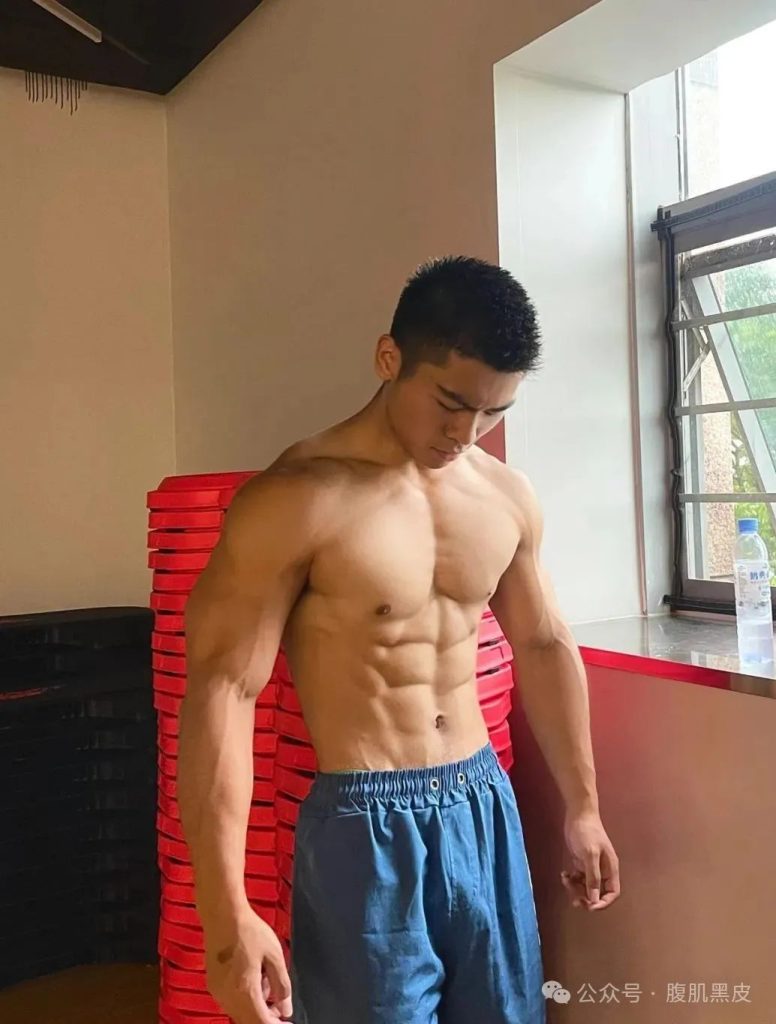 辽宁寸头黑皮体育生，20 的粗大长腿！