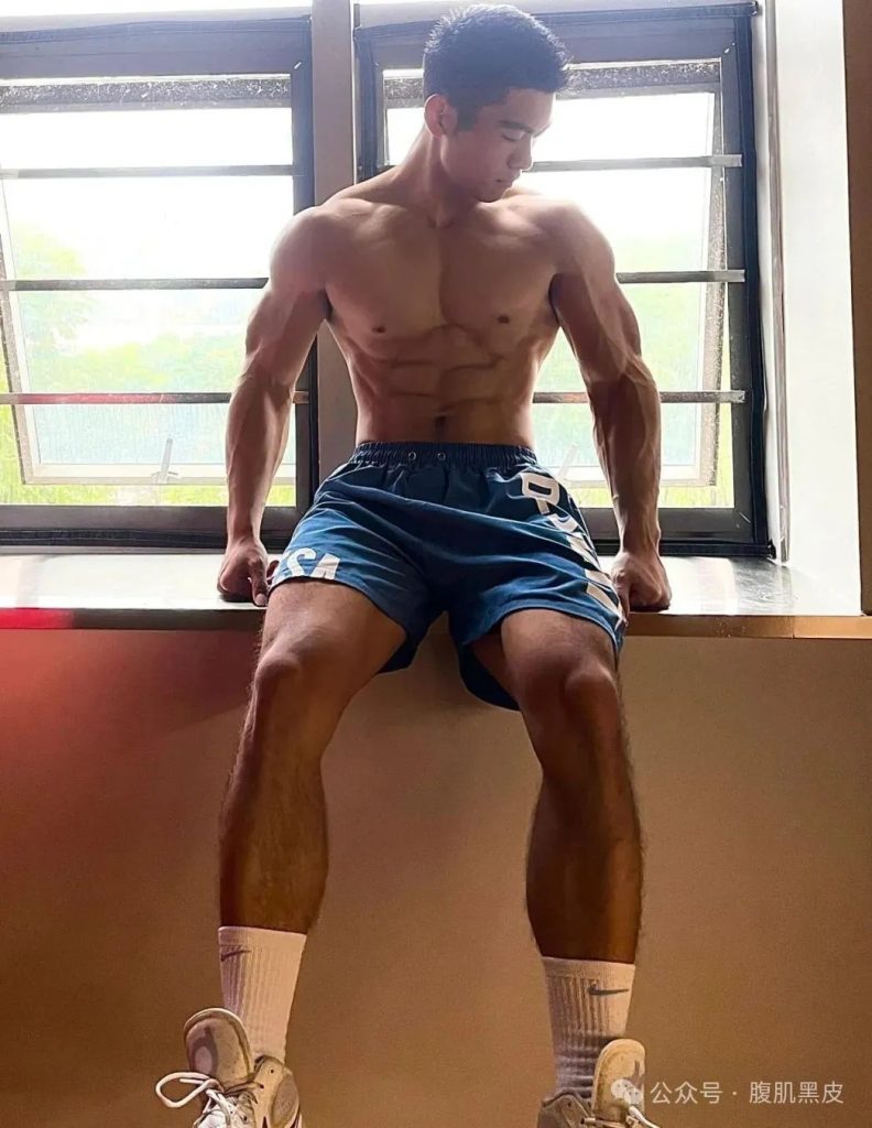 辽宁寸头黑皮体育生，20 的粗大长腿！