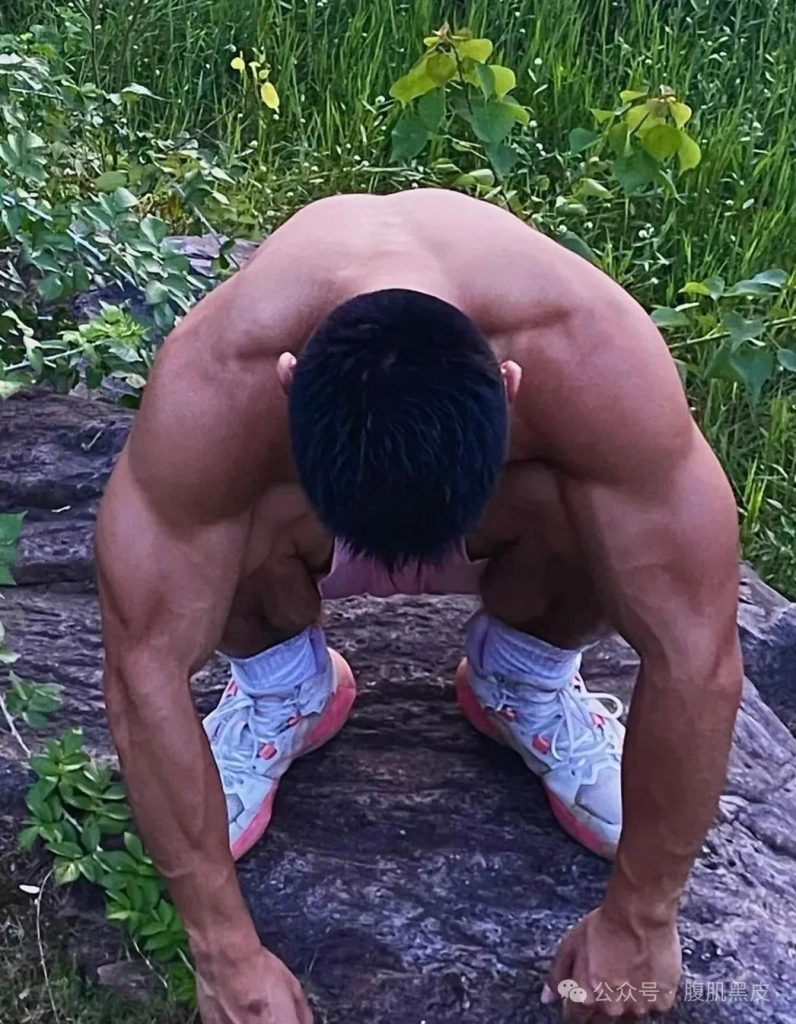 辽宁寸头黑皮体育生，20 的粗大长腿！