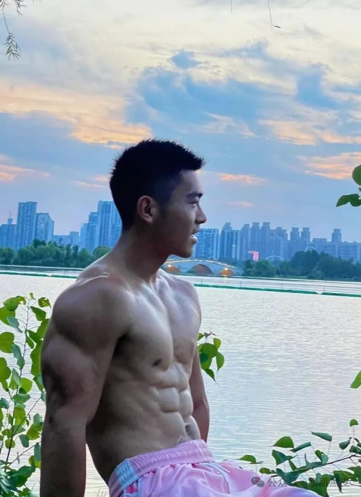 辽宁寸头黑皮体育生，20 的粗大长腿！