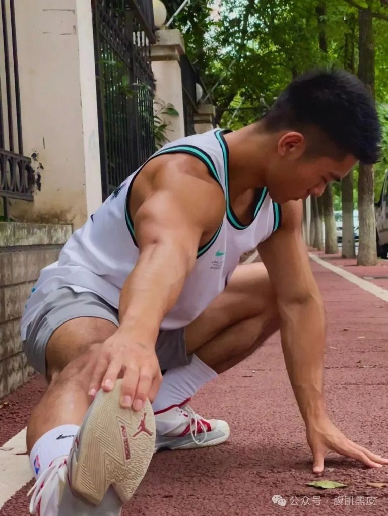 辽宁寸头黑皮体育生，20 的粗大长腿！