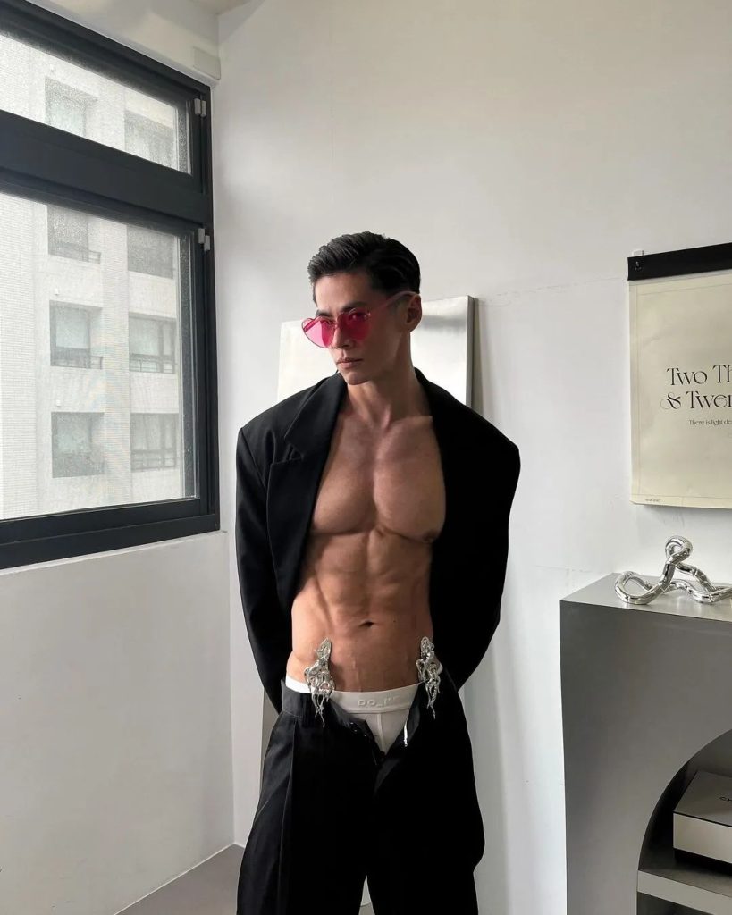 空少拔掉衣后拍写真吸引金主,穿太少只能打码了! 空少拔掉衣后拍写真吸引金主,穿太少只能打码了!