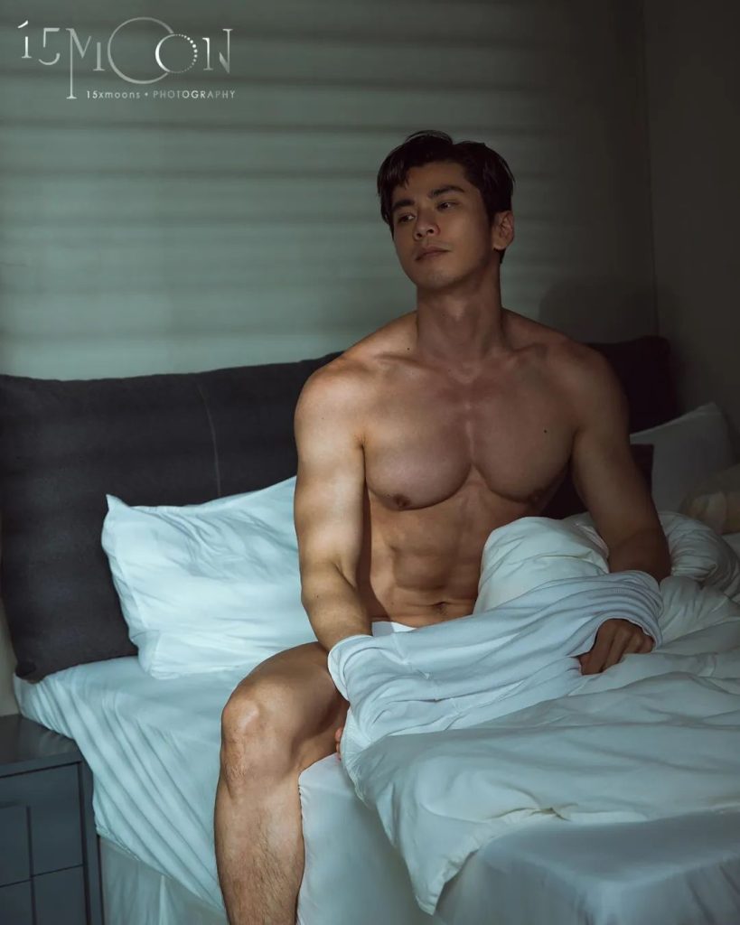 空少拔掉衣后拍写真吸引金主,穿太少只能打码了! 空少拔掉衣后拍写真吸引金主,穿太少只能打码了!