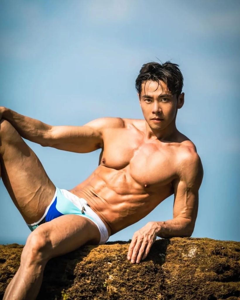 空少拔掉衣后拍写真吸引金主,穿太少只能打码了! 空少拔掉衣后拍写真吸引金主,穿太少只能打码了!