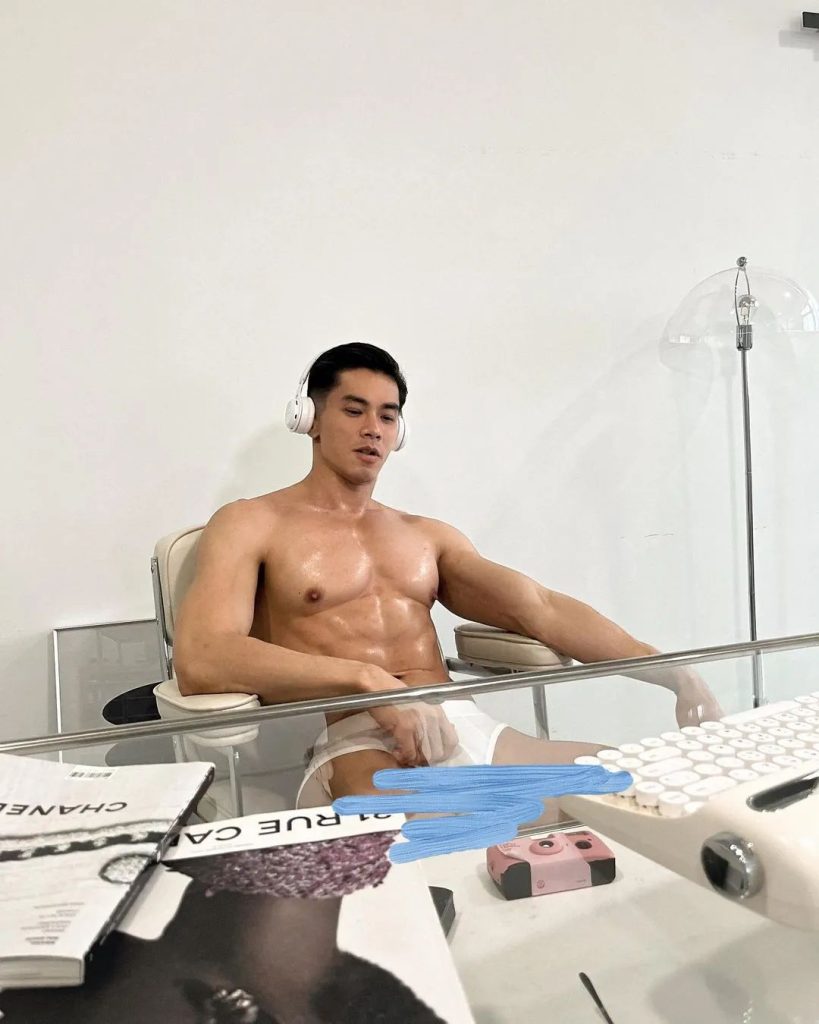 空少拔掉衣后拍写真吸引金主,穿太少只能打码了! 空少拔掉衣后拍写真吸引金主,穿太少只能打码了!