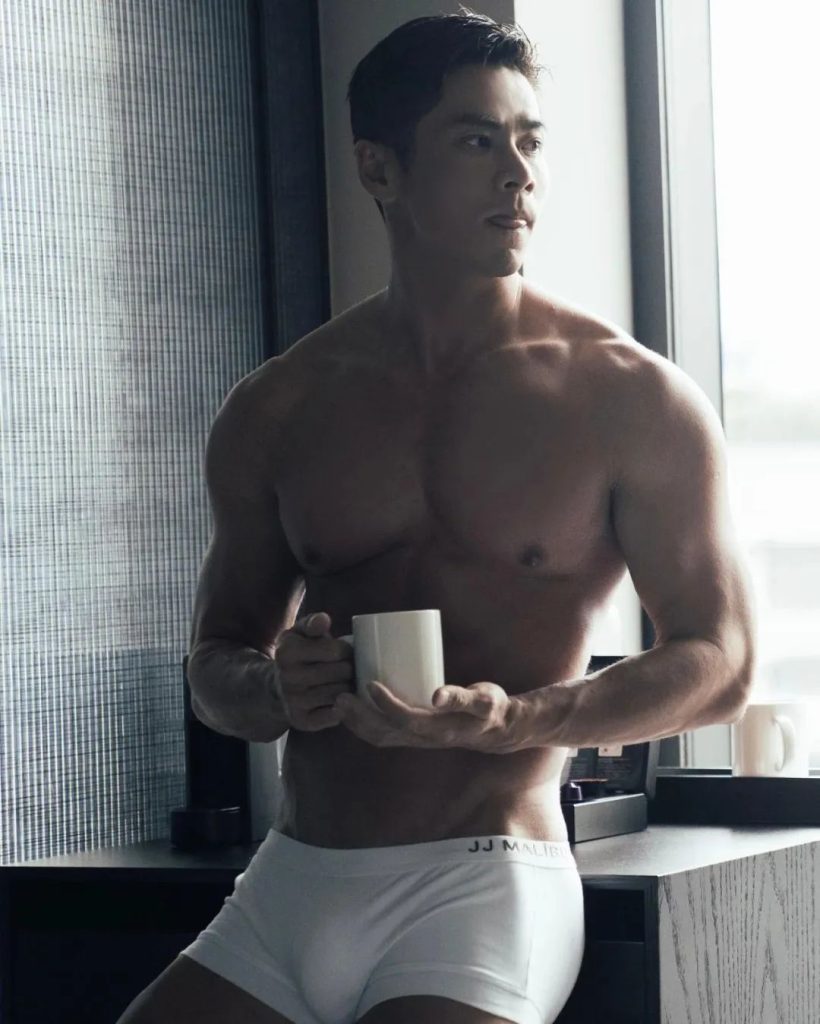 空少拔掉衣后拍写真吸引金主,穿太少只能打码了! 空少拔掉衣后拍写真吸引金主,穿太少只能打码了!