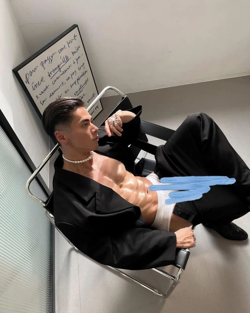 空少拔掉衣后拍写真吸引金主,穿太少只能打码了! 空少拔掉衣后拍写真吸引金主,穿太少只能打码了!