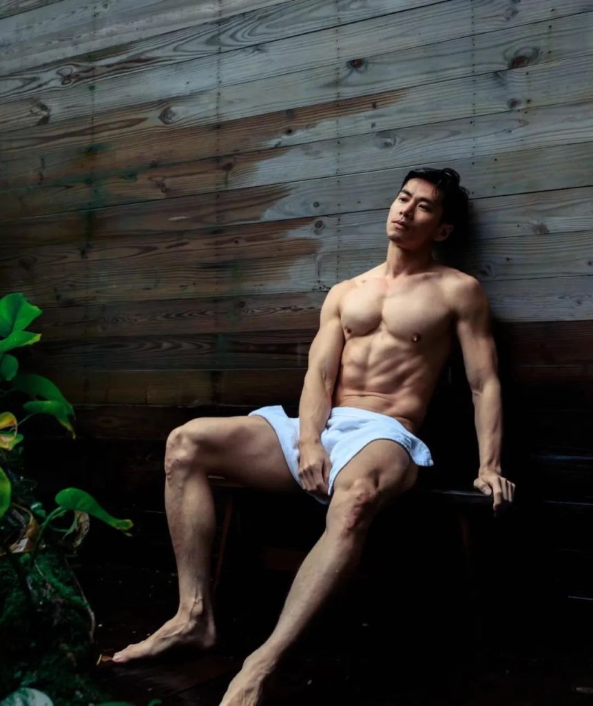 空少拔掉衣后拍写真吸引金主,穿太少只能打码了! 空少拔掉衣后拍写真吸引金主,穿太少只能打码了!