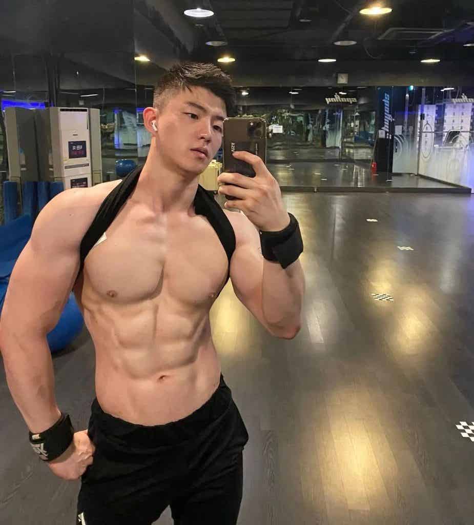 肌肉网红跟男友分手了！没想到新男友居然是他！