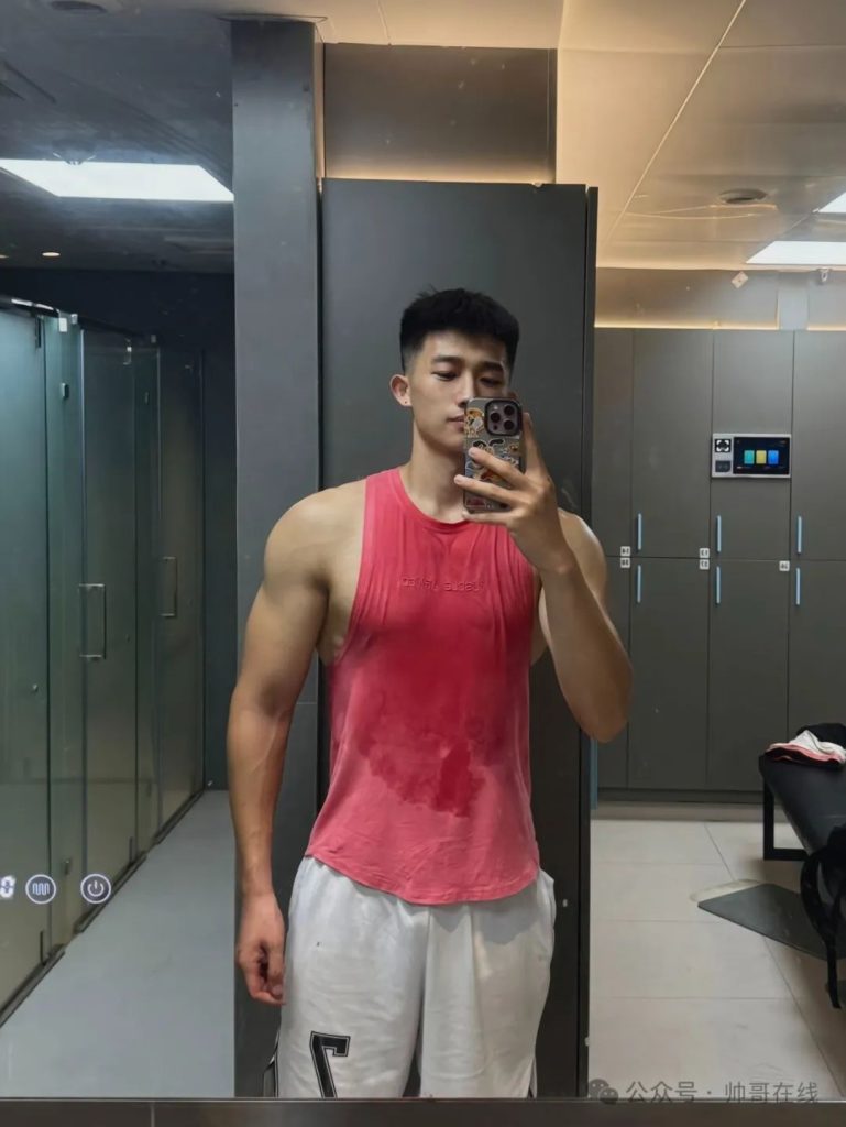 21 岁 185CM 双开门肌肉帅哥,元气小狼狗私教堪比体育生! 21 岁 185CM 双开门肌肉帅哥,元气小狼狗私教堪比体育生!