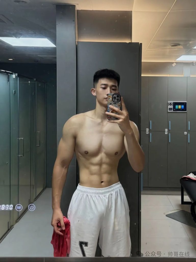 21 岁 185CM 双开门肌肉帅哥,元气小狼狗私教堪比体育生! 21 岁 185CM 双开门肌肉帅哥,元气小狼狗私教堪比体育生!