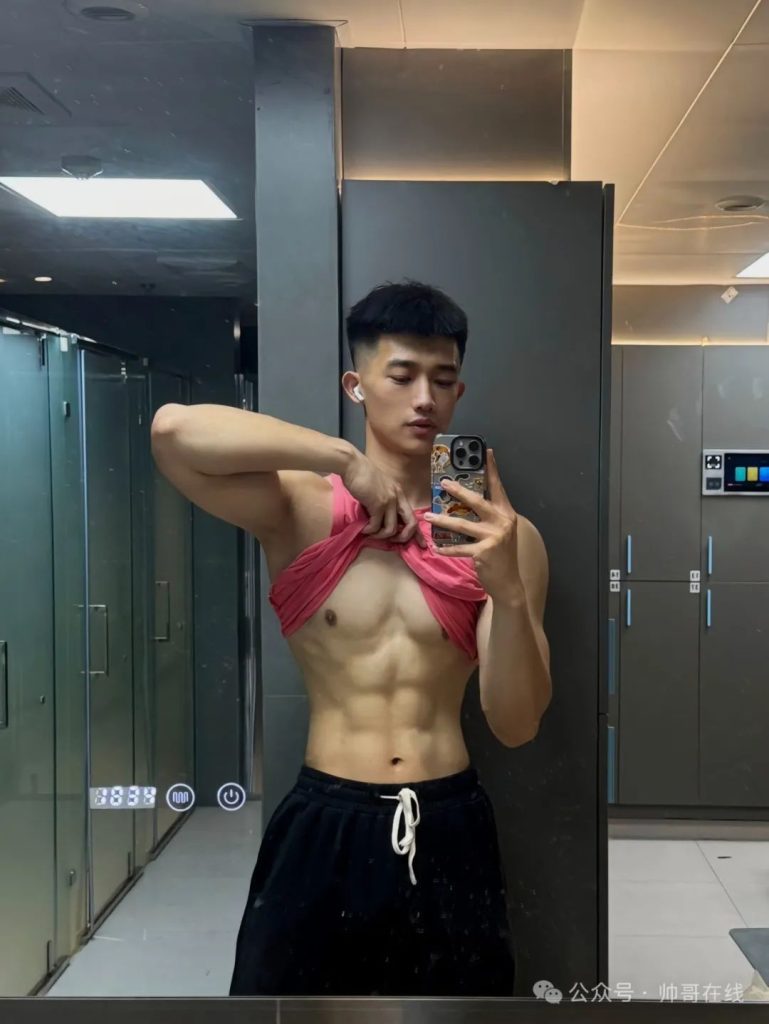 21 岁 185CM 双开门肌肉帅哥,元气小狼狗私教堪比体育生! 21 岁 185CM 双开门肌肉帅哥,元气小狼狗私教堪比体育生!