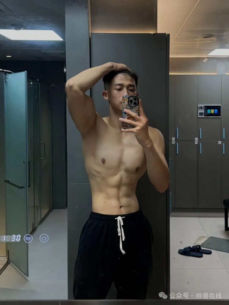 21 岁 185CM 双开门肌肉帅哥,元气小狼狗私教堪比体育生! 21 岁 185CM 双开门肌肉帅哥,元气小狼狗私教堪比体育生!