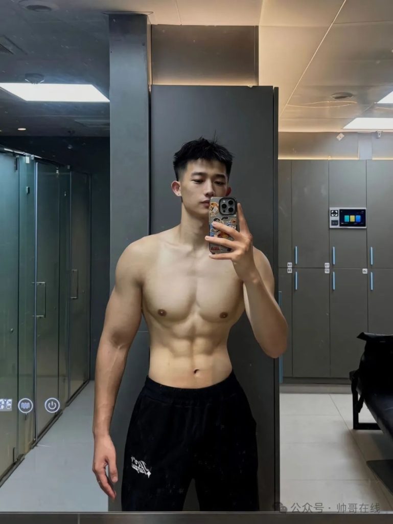 21 岁 185CM 双开门肌肉帅哥,元气小狼狗私教堪比体育生! 21 岁 185CM 双开门肌肉帅哥,元气小狼狗私教堪比体育生!