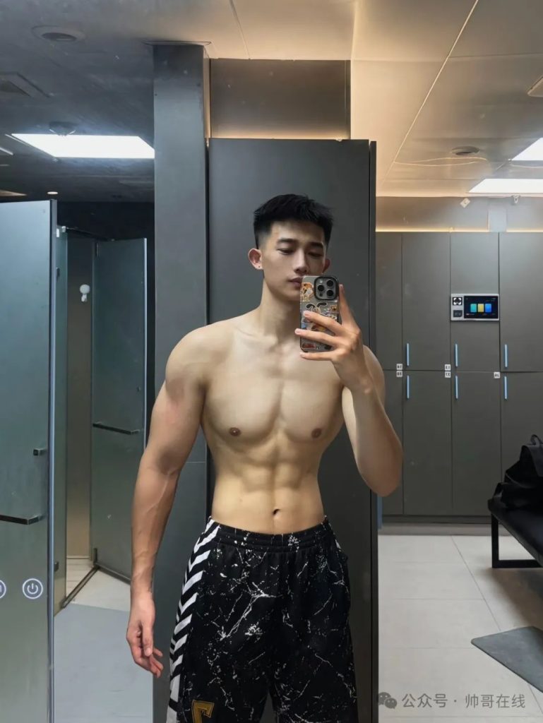 21 岁 185CM 双开门肌肉帅哥,元气小狼狗私教堪比体育生! 21 岁 185CM 双开门肌肉帅哥,元气小狼狗私教堪比体育生!